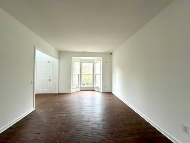 Building Photo - 6229 Bells Mill Dr