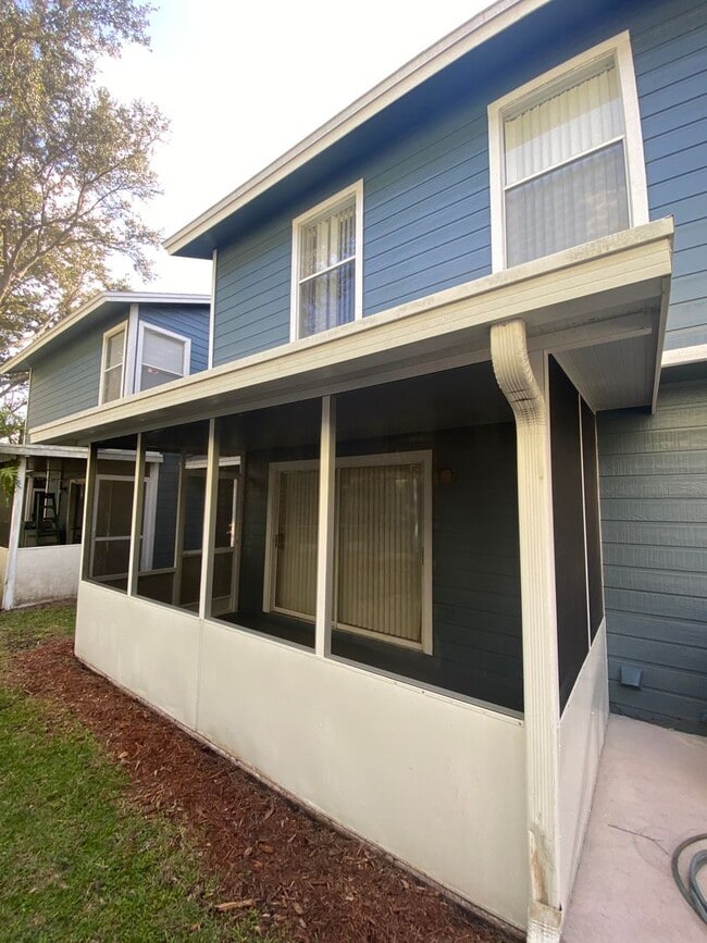 Building Photo - Spacious 3 Bedroom's, 2.5 bath condo in Lakeview Village.