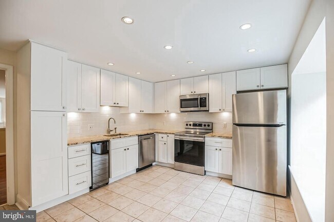 Building Photo - 127 Kings Croft Dr