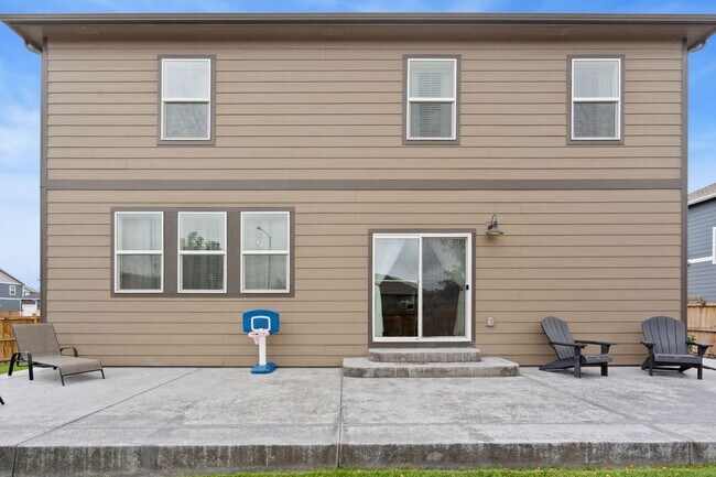 Building Photo - Upgraded 5-Bedroom Home in Immaculate Condition