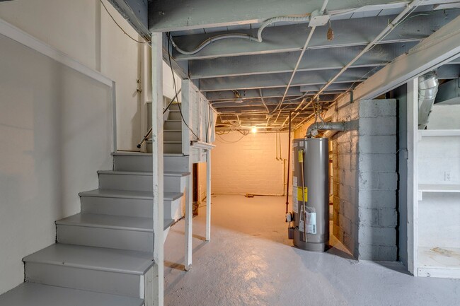 Building Photo - Spacious 3 Bedroom 1 Bath House Located in...