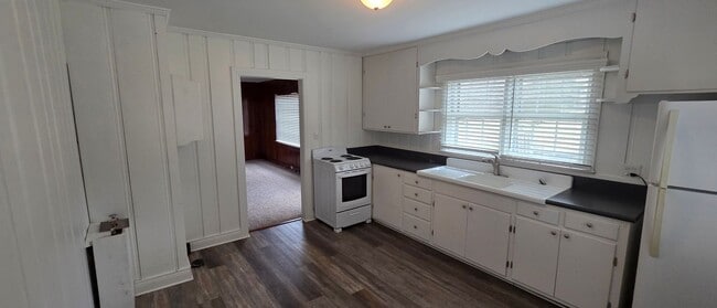 Building Photo - Cute little ranch with screened porch