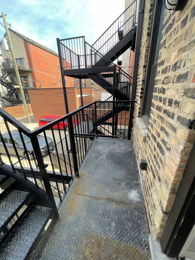 Building Photo - 2048 W Webster Ave