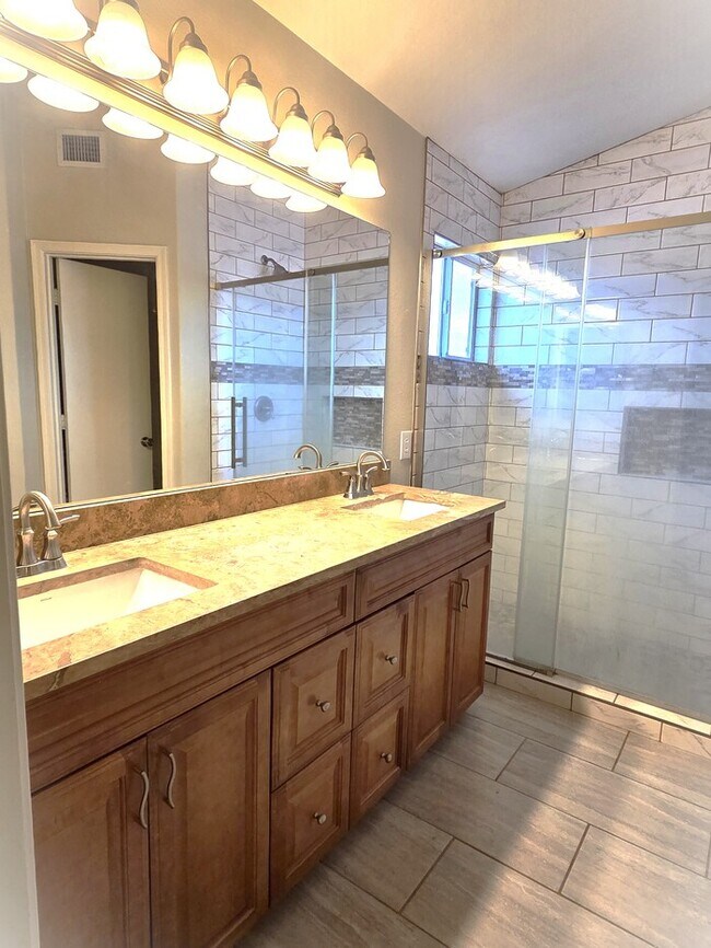 Building Photo - Stunning 4-bedroom 2-bathroom home