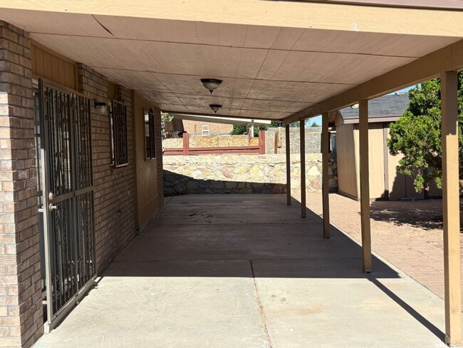 Building Photo - Charming 3 bedroom, 2 bath home in East El...