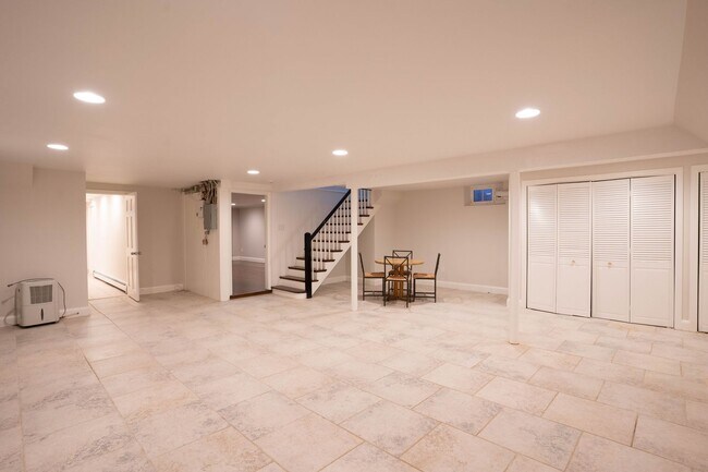 Building Photo - Entire House on 1 Acre of Land! - 8 Bedroom