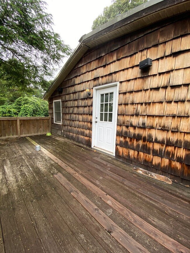 Building Photo - Charming 3-Bedroom, 2-Bath House with Detached Garage on west side of Athens, GA - PRE-LEASE FOR ...