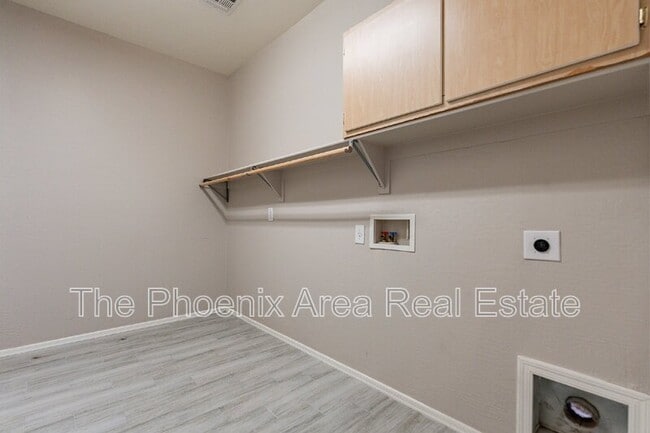 Building Photo - 2741 E Yellowstone Pl