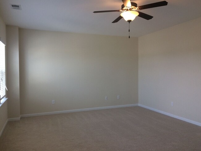 Building Photo - Beautiful townhome in International Club