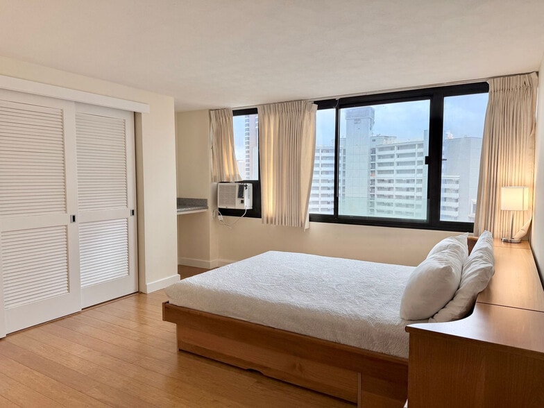 Building Photo - 343 Hobron Ln