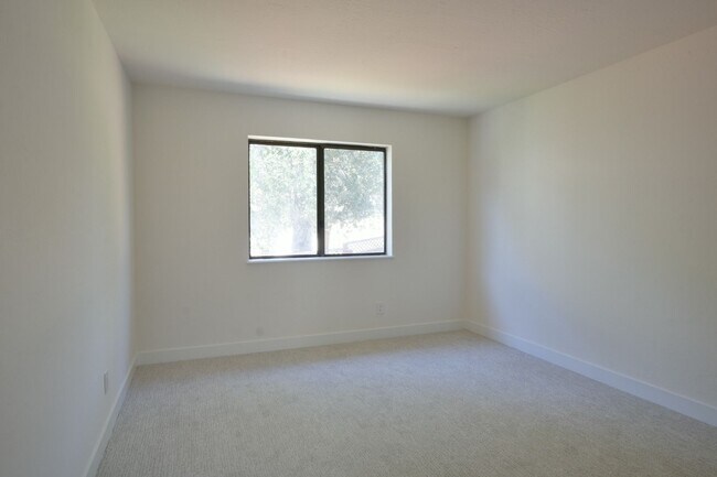 Building Photo - 5318 Fairway Dr