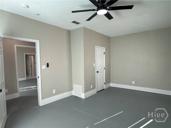 Building Photo - 728 W 39th St