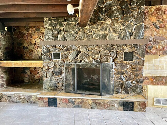 Building Photo - 1047 Oak Dr