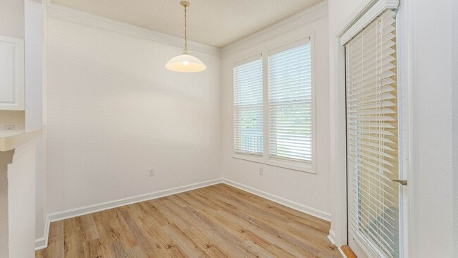 Building Photo - 1 Bedroom 1 Bath Condo in Southampton Poin...