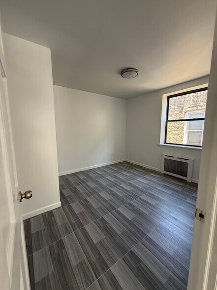 Building Photo - 1584 W 10th St