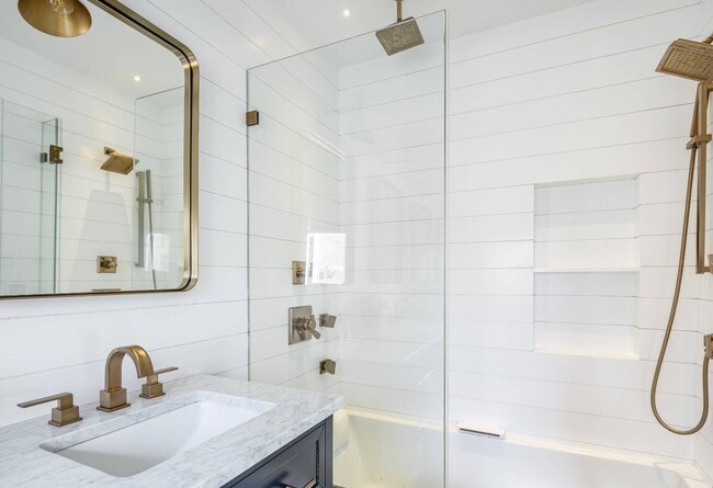 Building Photo - 89 Pantigo Rd