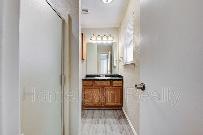 Building Photo - 1704 Tudor Dr