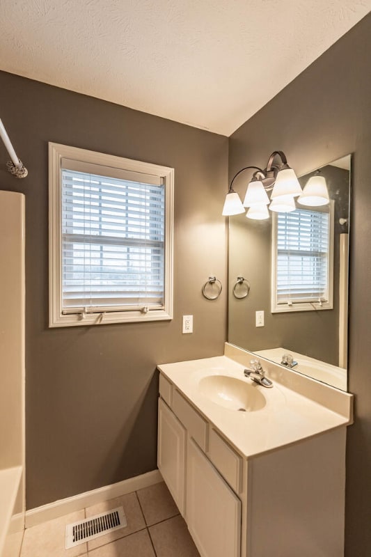 Building Photo - 3360 S Oaklawn Cir