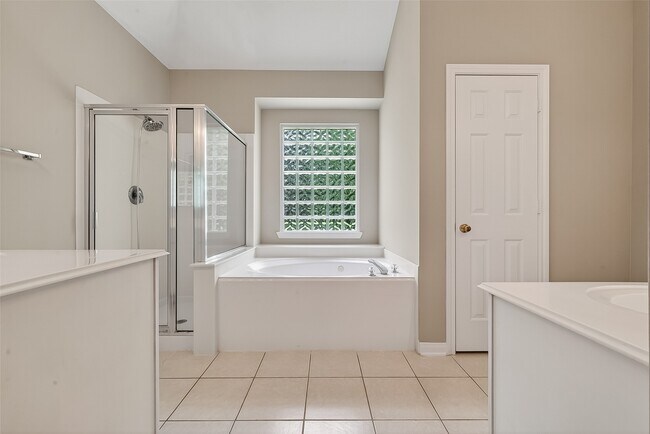 Building Photo - 23719 River Pl Dr