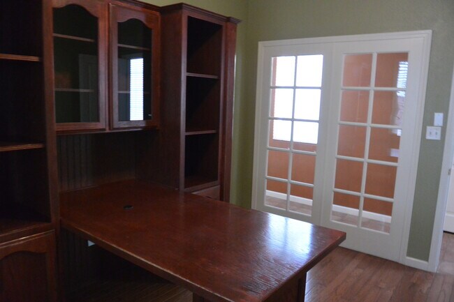 Building Photo - Beautiful Home in great North West Visalia neighborhood across from Soroptomist Park with Yard care