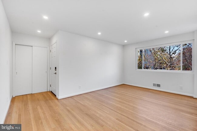 Building Photo - 618 19th St S