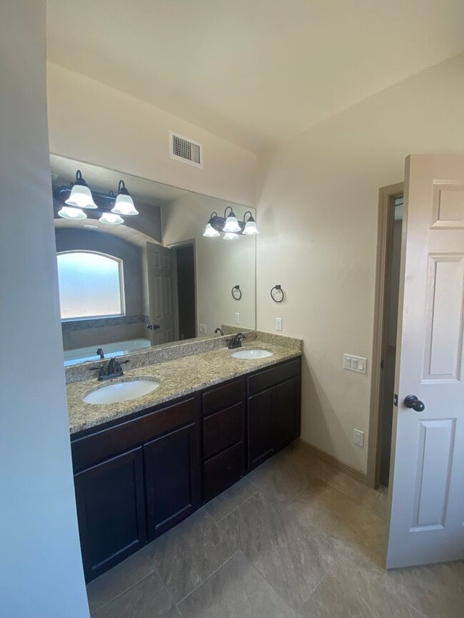 Building Photo - Beautiful 4 Bedroom, 3 Bathroom Home! Avai...
