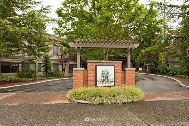 Building Photo - LOCATION, LOCATION, LOCATION wonderful 2 bedroom in the Carlyle.