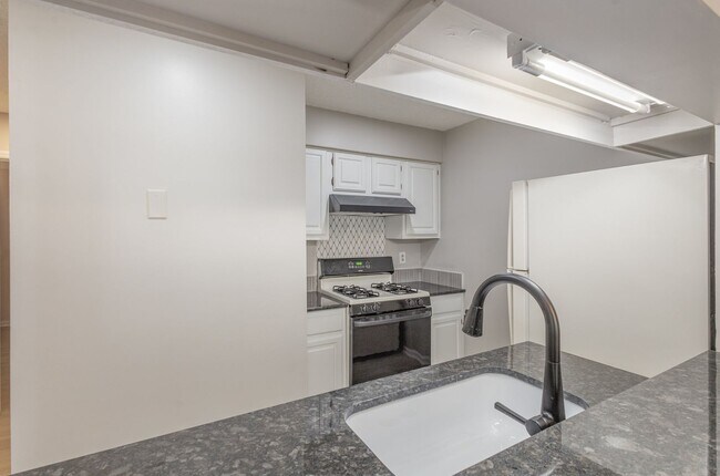 Building Photo - Delightful 2-bedroom, 2-bathroom condo