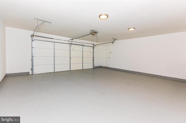 Building Photo - 102 Golf Ct