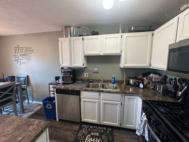 Building Photo - Beautiful 3 bedroom, 2 bath Townhome with ...