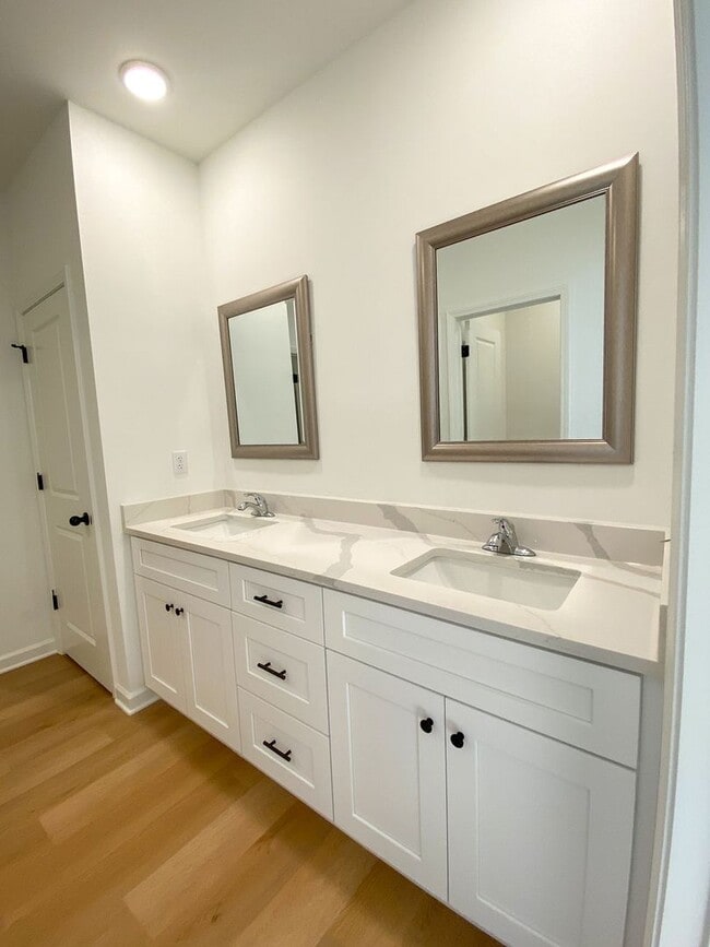 Building Photo - 4 bedroom, 2 bathroom near Brighton Middle...