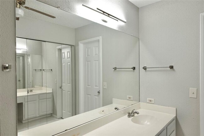 Building Photo - 3418 Green Fields Dr