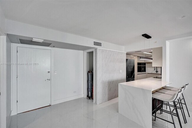 Building Photo - 6039 Collins Ave