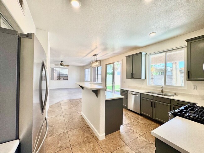 Building Photo - Spacious 4BD/3BA NLV Home with Downstairs ...