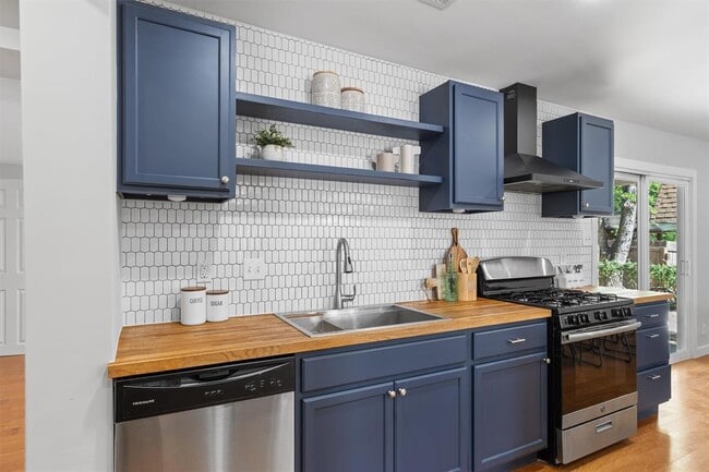 Building Photo - 3400 Santa Fe Dr