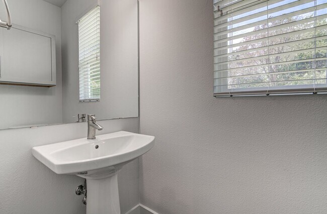 Building Photo - Super Cute South Austin 3/2.5 Condo, built...