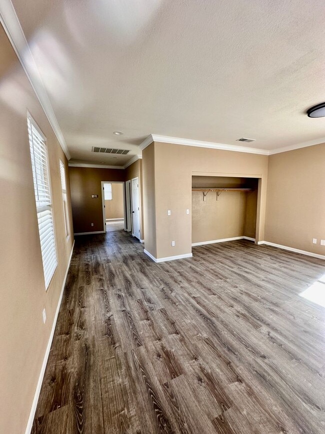 Building Photo - 4 bed/ 4.5 bath in Santa Rosa