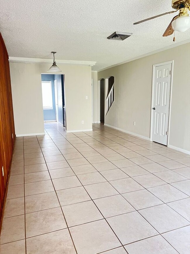 Building Photo - 2 bedroom Townhome off Pensacola Available...