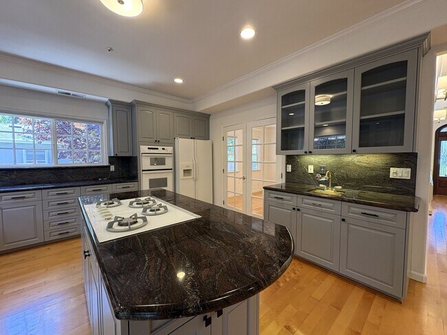 Building Photo - Spacious 3BR + Office | 2,150 SF | 2-Car Garage | Prime Menlo Park