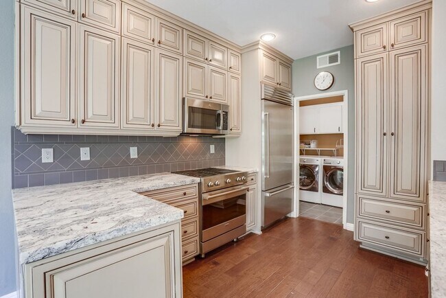 Building Photo - 3 Bedroom Home in Cul De Sac Available Now...