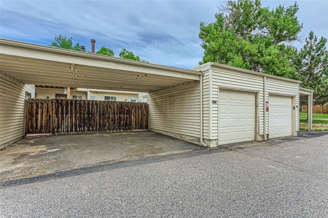 Building Photo - Charming 3 Bedroom 2 Bath Townhome In Aurora!