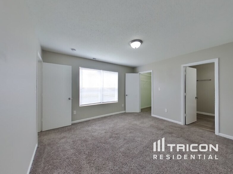 Building Photo - 2347 Middle View Dr
