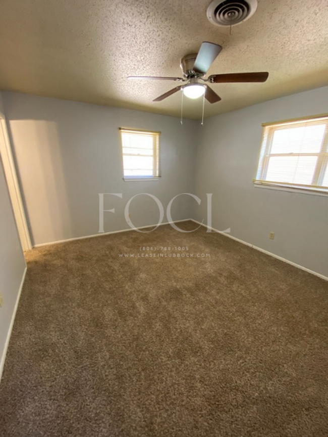 Building Photo - 4 bedroom, 2 bath, Covered Parking - $1,49...