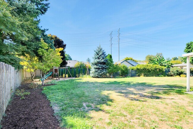 Building Photo - Bright, roomy 3-bdrm/2-bath home w/ office...