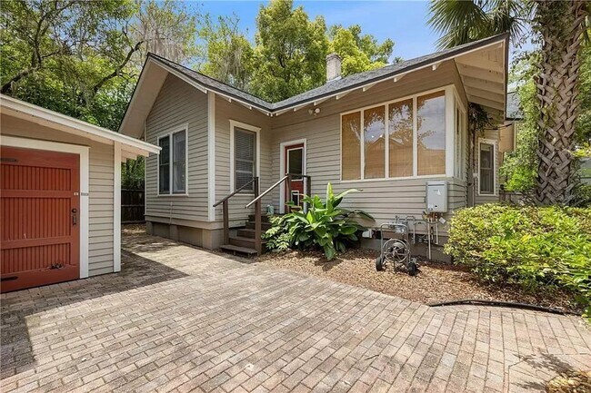 Building Photo - 2 Bed 2 Bath House in Duckpond with 2 Car Garage!