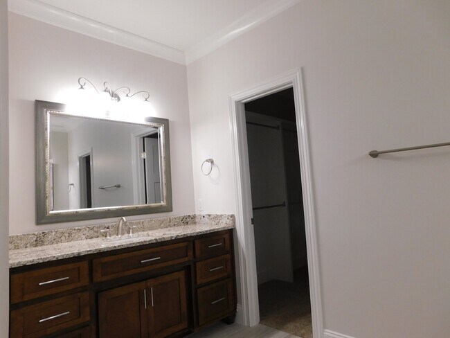 Building Photo - Grove Point Beauty