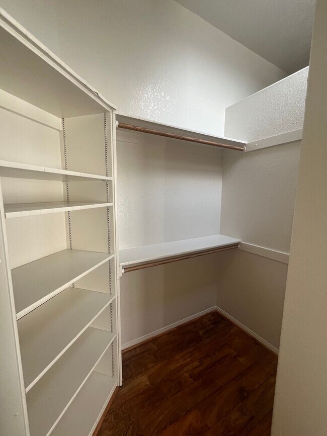 Building Photo - Lake front 3 bed 2 bth home in Helendale!