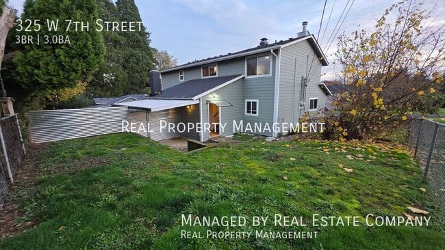 Building Photo - 325 W 7th St