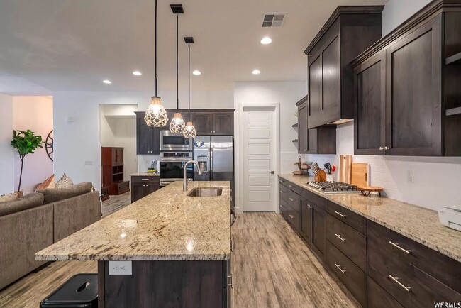 Building Photo - PETS ALLOWED!  Spacious & Modern 3-Bedroom...