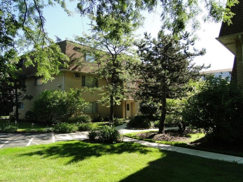 Building Photo - 27 S Roselle Rd